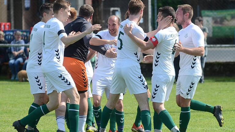 Geschafft: Die Spieler des FC Thüngen bejubeln den Meisterschaftsgewinn in der Kreisklasse Würzburg 3.