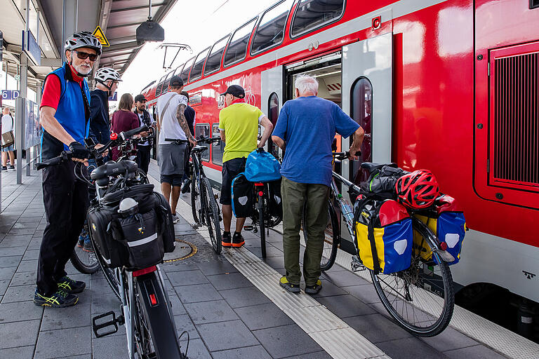 Der Platz in den Waggons der Bahn wird schnell knapp, wenn zu viele ihr Fahrrad mit in den Zug nehmen möchten. Im Sommer wil ldie Bahn Umsteigehilfen und Fahrradlotsen einsetzen.