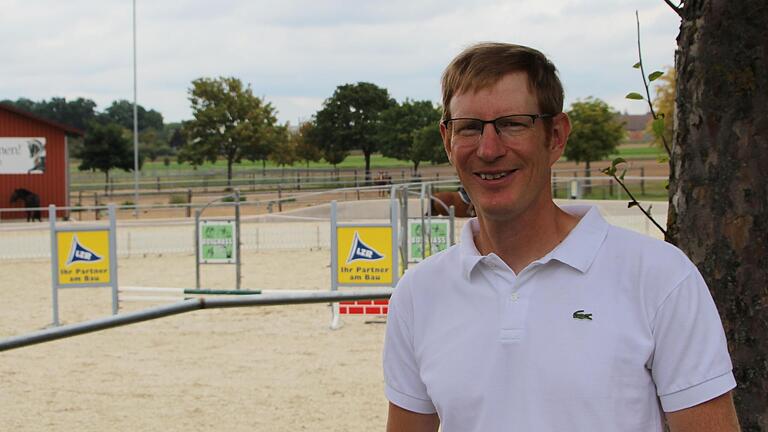 Mathias Pfriem lebt und arbeitet auf der Großlangheimer Reitanlage der Familie.