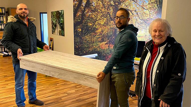 Syrische Flüchtlinge helfen ukrainischen Flüchtlingen in Mellrichstadt: Marianne Fritz freut sich, dass Ehab Al Mesri und Hesham Saed tatkräftig anpacken und gebrauchte Möbel abholen, um eine Wohnung für ukrainische Flüchtlinge einzurichten.&nbsp;