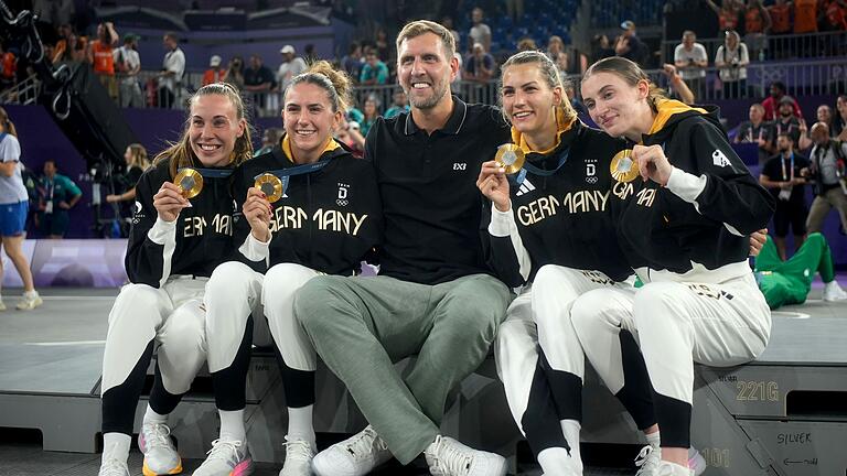 Paris 2024 - Basketball 3x3       -  Die Olympiasiegerinnen mit Dirk Nowitzki.