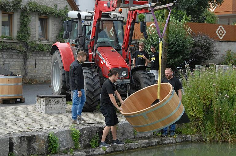 Die Burschenschaftler ließen die neuen 'Seehunde' für das Weinfassrennen schon mal zur Probe und für den Fotografen zu Wasser.