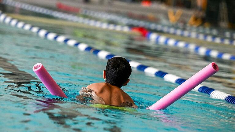 Schwimmen will gelernt sein. Damit das auch Eltern so sehen, unterstützt der Landkreis Schwimmkurse. Mit gutem Erfolg, wie jüngste Zahlen zeigen.