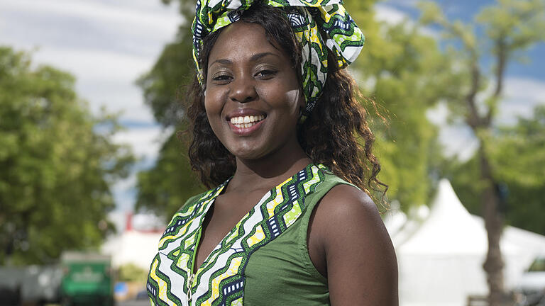 Africa Festival Madame Rama       -  Die Modedesignerin Madame Rama aus dem Senegal steht am Dienstag (02.06.15) auf dem Gelände des Africa Festivals am Main in Würzburg. Das Festival geht ab Donnerstag in die 27. Runde.