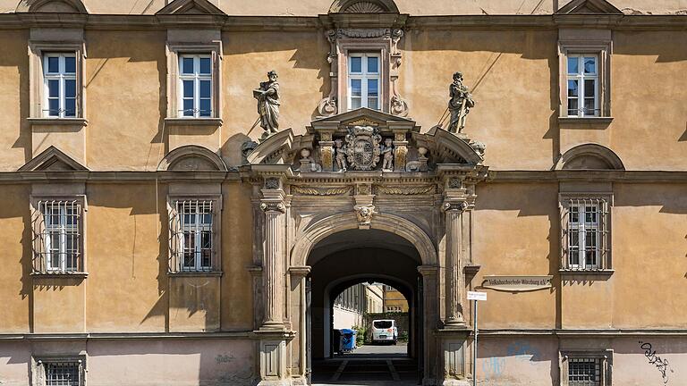 Blick auf die Volkshochschule in der Münzstraße in Würzburg. Noch in diesem Jahr wird die vhs an die Juliuspromenade umziehen. Blick auf die Volkshochschule in der Münzstraße in Würzburg. Noch in diesem Jahr wird die vhs an die Juliuspromenade umziehen.