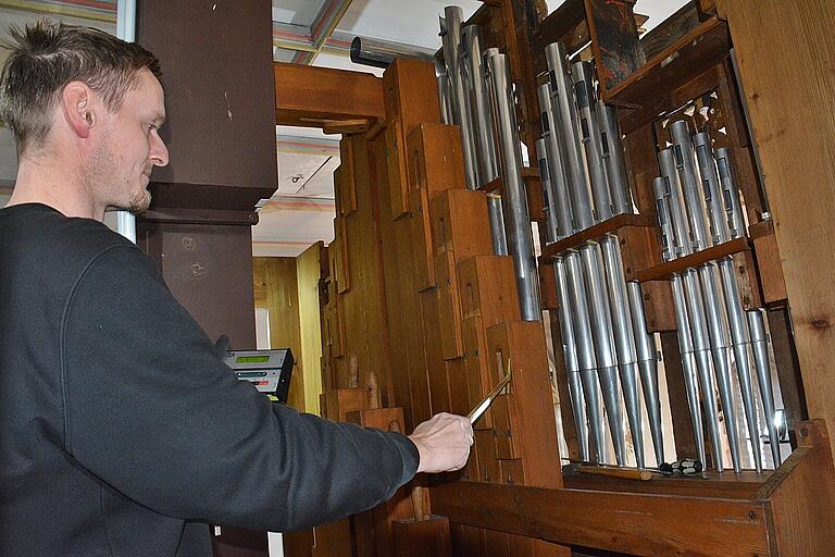 Ein absolut gutes musikalisches Gehör verbunden mit entsprechend technischen Geräten sind beim Orgelbauer und Intonateur Konrad Hartmann gefragt. Hier bei der Nachintonation und Stimmen der Orgel. Im Hintergrund ist der große Balken sichtbar, der mitten im Orgelgehäuse steht. Ein absolut gutes musikalisches Gehör verbunden mit entsprechend technischen Geräten sind beim Orgelbauer und Intonateur Konrad Hartmann gefragt. Hier bei der Nachintonation und Stimmen der Orgel. Im Hintergrund ist der große Balken sichtbar, der mitten im Orgelgehäuse steht.