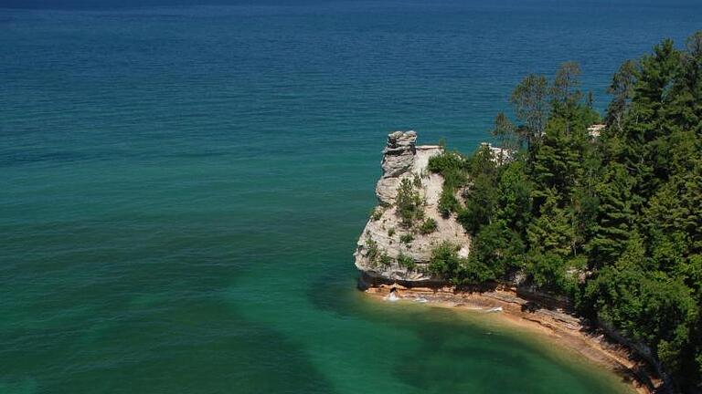 Farben wie in der Karibik, Temperaturen wie im Nordpolarmeer: Das Wasser des Lake Superior - hier an der Pictured Rocks National Lakeshore - ist auch im Sommer sehr, sehr kalt. Foto: Christian Röwekamp       -  Farben wie in der Karibik, Temperaturen wie im Nordpolarmeer: Der Lake Superior (Oberer See) gehört zu den größten der Welt.