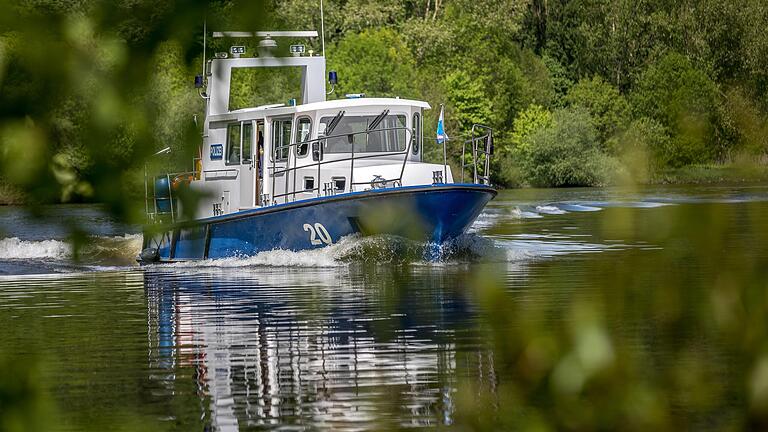 Die Wasserpolizei auf dem Main: Polizisten dürfen Geräte zur illegalen Wasserentnahme sicherstellen.