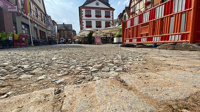 Bis zum frühen Donnerstagvormittag konnte man sich als Fußgänger gerade so an der Baustelle in der Hauptstraße vorbeiquetschen. Etwa 24 Stunden vor dem Festzug wurde das Loch provisorisch aufgefüllt.