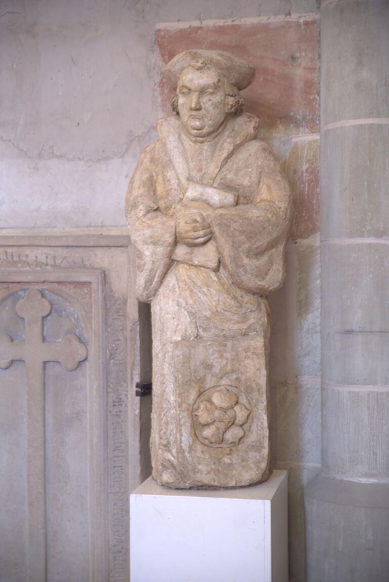 In der Marienkirche Königsberg steht ein Standbild Martin Luthers, der 1518 auf seinem Weg zur Heidelberger Disputation in Königsberg im Kloster übernachtete. In der Marienkirche Königsberg steht ein Standbild Martin Luthers, der 1518 auf seinem Weg zur Heidelberger Disputation in Königsberg im Kloster übernachtete.