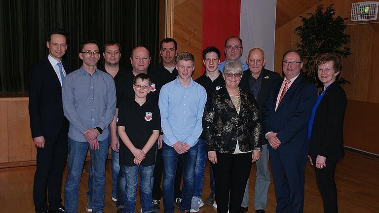 Erfolgreiche Sportler sind ein Aushängeschild für die Gemeinde Gochsheim und die Region. Landrat Florian Töpper (links) sowie Bürgermeisterin Helga Fleischer (Vierte von rechts) und ihre Vertreter Margarete Königer und Hans-Jürgen Schwartling freuten sich beim Neujahrsempfang mit den erfolgreichsten Gochsheimer Sportlern (von links): Olav Bertling, Michael Stöhlein, Bernhard Schmitt, Pascal Niestroj, Florian Fiedler, Dennis Bertling, René Steinkopf, Klaus Dieter Weigand und Heinz Winkelmann.