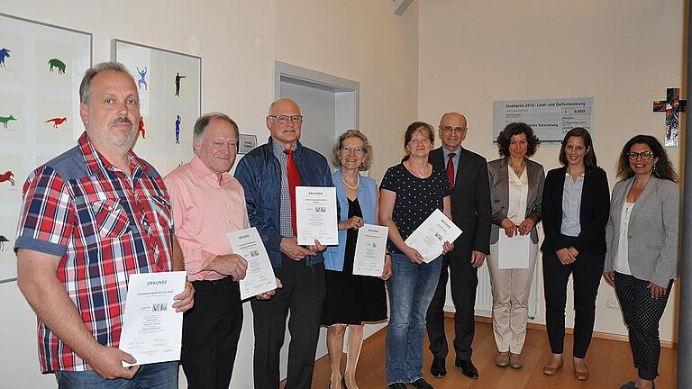 Für &bdquo;Reisen für Alle&rdquo; wurden geehrt (von links): Harald Krell (Ruppach), Klaus Ebner (Bad Königshofen), Wolfgang Borst (Wohnmobilstellplatz), Marianne Andres (Pettstadt) und Sabine Arnold (Oberlauringen). Es gratulierten Landrat Schneider, Susanne Volkheimer, sowie Daniela Hitzler und Olivia Hernandez &bdquo;Themenmarketing Bayern Tourismus&ldquo;.