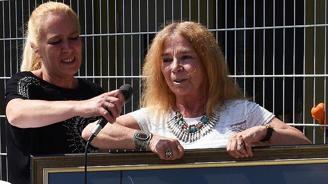 Tessy Lödermann (rechts) vom Deutschen Tierschutzbundes, überreichte ein Geschenk an die TI-Vorsitzende Britta Merkel.