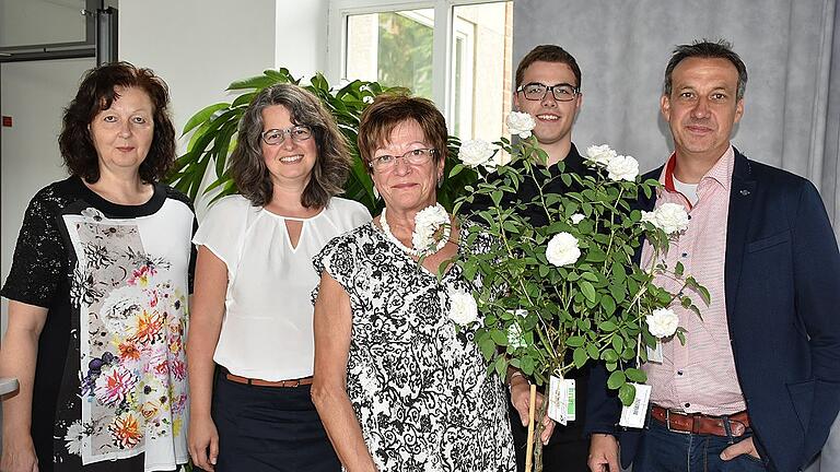 Sie hat einen &bdquo;grünen Daumen&rdquo; für die Schüler, und kann diesen nun auch im eigenen Garten und an diesem Rosenstock unter Beweis stellen. Aus der Schulfamilie gratulierten Edith Kaminski (Mitte) von links Sigrid Schäd (Vorsitzende des Freundeskreis des OMG), Personalrätin Silke Beutner, Schülersprecher Linus Trapp und Elternbeiratvorsitzender Axel Schöll.