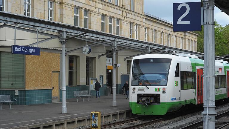 Zweiter - die Platzierung des Kissinger Sterns im Pünktlichkeitsvergleich der bayerischen Schienennahverkehrsnetze ist auch an der Nummer des Bahnsteigs abzulesen.