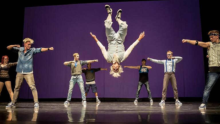 Die Dancefloor Destruction Crew in Aktion am Schweinfurter Theater bei 'Breakin' Mozart'. Links vorne Marcel Geißler, Gründungsmitglied und Geschäftsführer der DDC Entertainment Group.&nbsp;