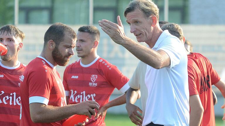 Engagiert und letztlich erfolgreich: Trainer Christian Graf (vorne rechts) vom TSV Lohr gibt seinem Spieler Florin Copacian (vorne links) Anweisungen.