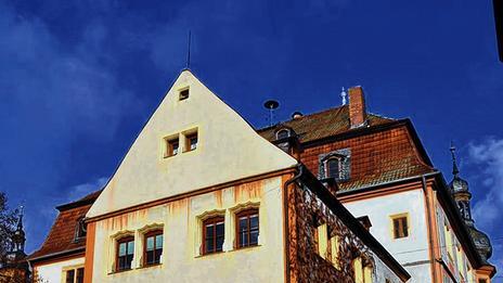Stadtbildprägend: Das Bad Königshöfer Rathaus. Vor 600 Jahren wurde der Grundstein zum Bau des rückwärtigen Gebäudeteils gelegt.