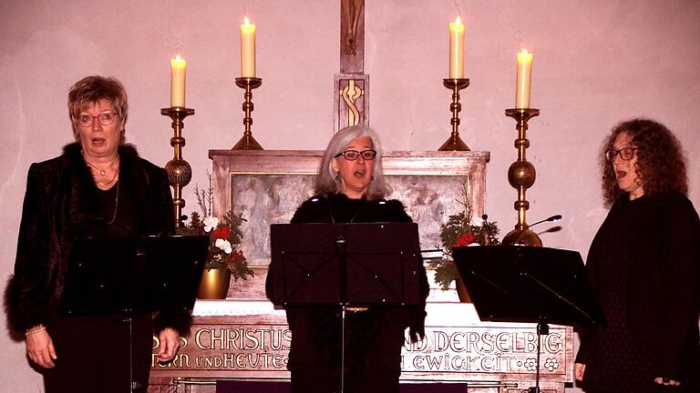 Schön und voll klangen die Stimmen der Vokalensemble-Mitglieder &quot;Peu a Peu&quot; mit (v.l.) Ingeborg Purucker (Alt),   Ursula Maria Echl (Mezzosopran) und Barbara Mahler (Sopran) beim Adventskonzert in der Christuskirche in Arnstein.