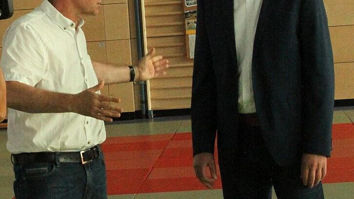 Bürgermeister Michael Ziegler (rechts) und Manager Rolf Werner bei der Pressekonferenz.