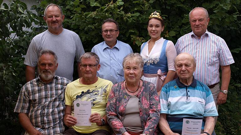 Erich Kistner (links) und Manfred Krämer (daneben) ehrten zusammen mit Weinprinzessin Ann-Kathrin Därr und Iphofens zweitem Bürgermeister Ludwig Weigand am Sonntag langjährige Mitglieder des Steigerwaldklubs Nenzenheim (vorne von links): Georg Keßler, Ernst Sturm, Irma Kreitlein und Theodor Distler.