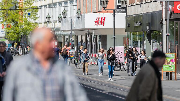 Aufgrund der verhältnismäßig guten Inzidenz-Werte sind Geschäfte in Stadt und Landkreis Würzburg aktuell jeweils unter Auflagen geöffnet. Im Bild die Würzburger Innenstadt.