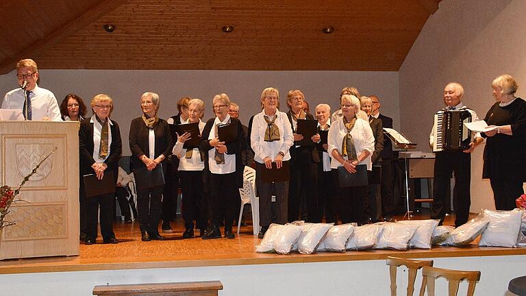 Helmut Hornung dankte den Schwestern im Namen von Kirchenverwaltung und Pfarrgemeinderat für das gute Miteinander mit dem Karmel Regina Pacis. Der Gesangverein beendete den Nachmittag mit Liedbeträgen und dem Rödelmaierer Lied.