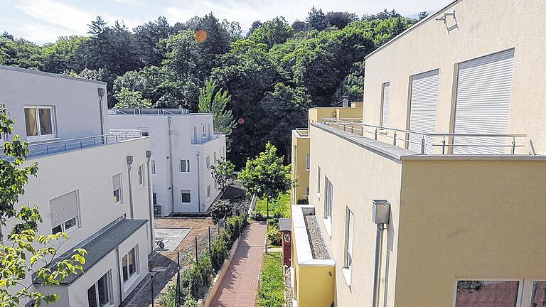 Neubau im vorderen Steinbachtal: Neben diesen vier Eigentumswohnanlagen sollen noch zwei gebaut werden. Auf den Nachbargrundstücken sind weitere geplant.