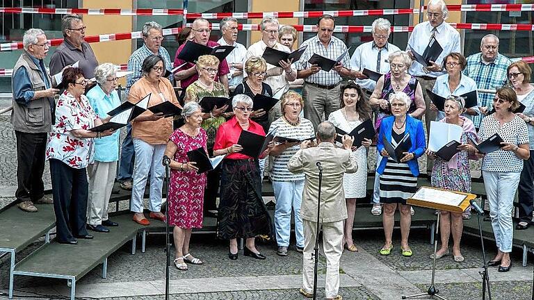 Der aktuelle Volkschor besteht aus 27. aktiven Sängern, hier beim Open-Air Konzert des Stadtverbandes für Musik im Sommer 2015 im Innenhof des Schweinfurter Rathauses. Vorne Zweite von rechts Vorsitzende Hedi Engeland.