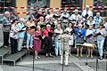 Der aktuelle Volkschor besteht aus 27. aktiven Sängern, hier beim Open-Air Konzert des Stadtverbandes für Musik im Sommer 2015 im Innenhof des Schweinfurter Rathauses. Vorne Zweite von rechts Vorsitzende Hedi Engeland.