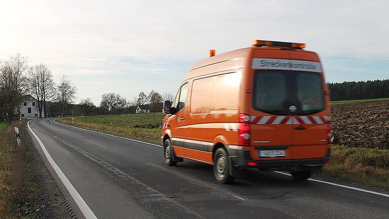 Ab Montag ist nur noch Anliegerverkehr zum Hainhof (im Hintergrund) möglich: Die Staatsstraße 2292 von Mellrichstadt nach Frickenhausen wird bis 2. Juni komplett gesperrt. Die Abzweigung nach Ostheim wird, ebenso wie die Ortsdurchfahrt Frickenhausen, völlig neu gestaltet.