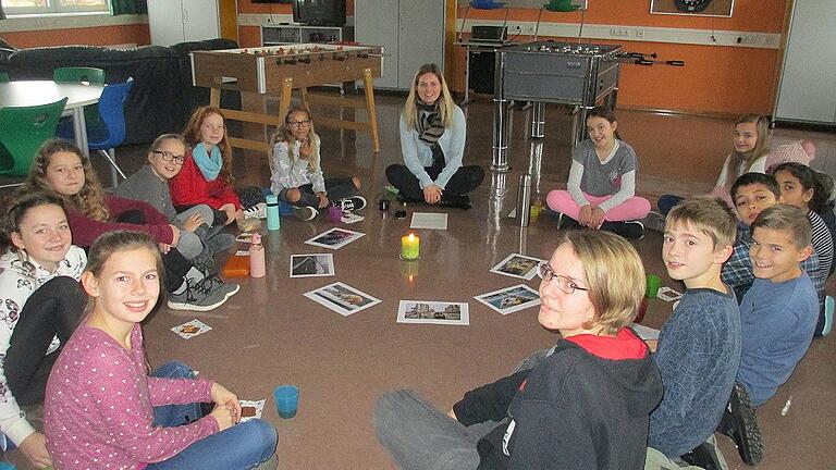 Schüler verschiedener Jahrgangsstufen, in der Mitte Religionslehrerin Kerstin Pfost.