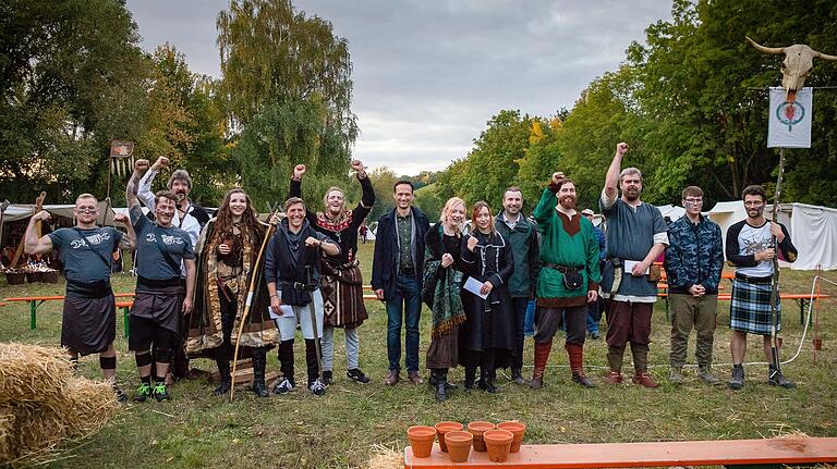 So sehen Sieger aus: Die Wettkämpfer präsentieren sich hier mit Landrat und Bürgermeister in Siegerpose. Im Bild von links 'Team Fürst' (Nico und Lars), 'Die närrischen Normannen' (Ulrich und Hanna), die Sieger 'Skål' (Simon und Nico), Landrat Florian Töpper, 'Schuld war nur der Met' (Regina und Theresa),  Bürgermeister Stefan Rottmann, 'Die Bärtigen' (Marco und Alex), 'Luceo non uro' (Patrick und Maximilian)