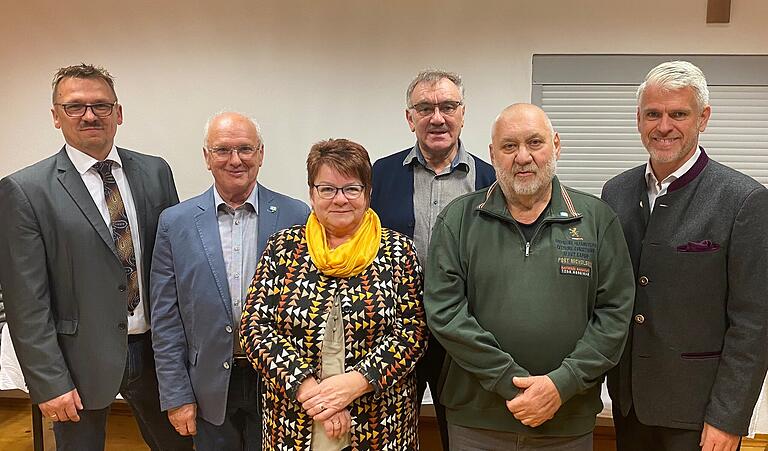 Der neue Vorstand der CSU Riedbach: (von links) Bürgermeister Bernd Fischer, Schriftführer Horst-Dieter-Wolf, stellvertretende&nbsp; Vorsitzende Brigitte&nbsp; Guerra, Vorsitzender Günther Saal, Kassier Willibald Schlosser und Kreisvorsitzender Steffen Vogel.