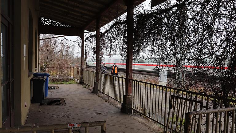 Stillgelegter Bahnhof auf dem Land: In Markt Einersheim (Lkr. Kitzingen) halten schon seit den 1980er Jahren keine Züge mehr.