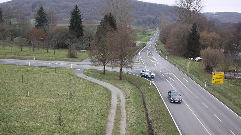 Abgelehnt wurde vom Zellinger Gemeinderat, 100.000 Euro als Beteiligung für den Umbau dieser Kreuzung der Staatsstraße 2300 in den Haushalt einzustellen. Um den Verkehr auf die Umgehungsstraße zu lenken, sollte die Vorfahrt nicht mehr gerade nach Zellingen verlaufen, sondern auf die Zufahrt zur neuen Mainbrücke (links im Bild). Doch das müsste die Gemeinde ganz alleine bezahlen.