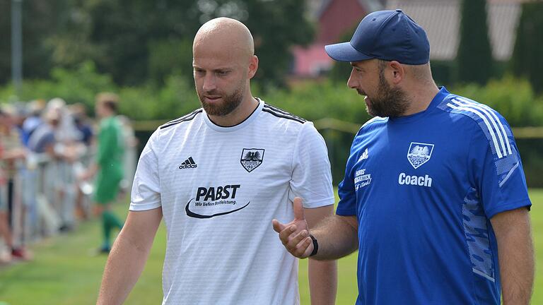 Gochsheims Trainer Stefan Riegler (rechts), hier mit Mirza Mekic, freute sich über die Punkte nach dem Sieg gegen Rottendorf.&nbsp;