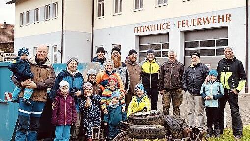 Viele fleißige Helfer sammelten Unrat rund um Waldfenster ein, auch Autoreifen waren darunter.       -  Viele fleißige Helfer sammelten Unrat rund um Waldfenster ein, auch Autoreifen waren darunter.