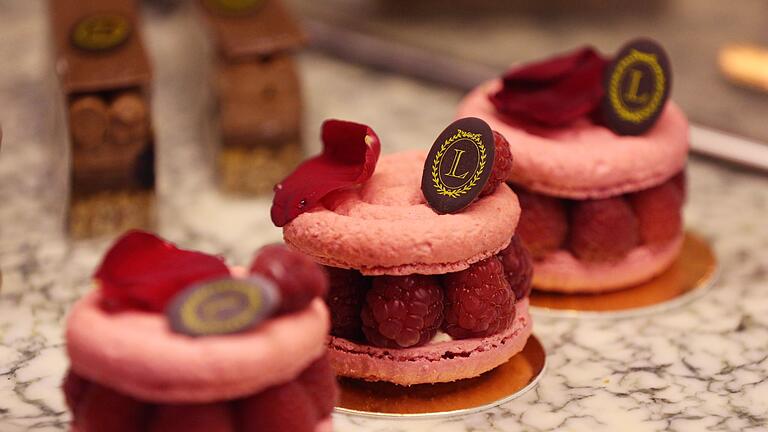 Macarons - Besonders edle Macarons von Ladurée in Paris mit ganzen Himbeeren. (Archivbild) Macarons - Besonders edle Macarons von Ladurée in Paris mit ganzen Himbeeren. (Archivbild)