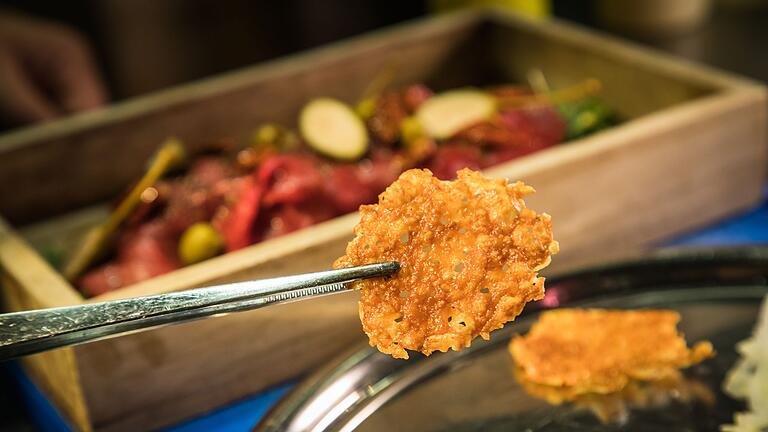 Parmesan-Chip als Topping auf einem Carpaccio - Der selbstgemachte Parmesan-Chip wird aus frischem Parmesan in der Mikrowelle zubereitet. Parmesan-Chip als Topping auf einem Carpaccio - Der selbstgemachte Parmesan-Chip wird aus frischem Parmesan in der Mikrowelle zubereitet.