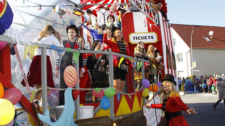 Farbenfroh zeigte der Wagen der Gruppe Disco das Thema 'Greatest Showmen'. Farbenfroh zeigte der Wagen der Gruppe Disco das Thema 'Greatest Showmen'.