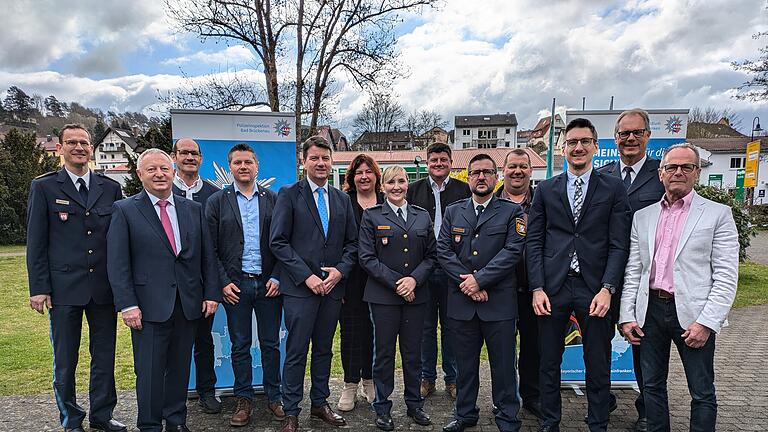 Gruppenbild mit Bürgermeistern zum Amtswechsel in der Polizeiinspektion Bad Brückenau. - Gruppenbild mit Bürgermeistern zum Amtswechsel in der Polizeiinspektion Bad Brückenau. Das Bild zeigt von links: Holger Baumbach (Vizepräsidenten des Polizeipräsidiums Unterfranken), Landrat Thomas Bold, Dieter Muth (Bürgermeister Oberleichtersbach), Matthias Hauke (Bürgermeister Zeitlofs), Staatssekretär Sandro Kirchner, Katja Habersack (Bürgermeisterin Motten), Polizeihauptkommissarin Corinna Kamerlog, Alexander Schneider (Bürgermeister Georda), Polizeihauptkommissar Stefan Preisendörfer, Bernold Martin (Bürgermeister Schondra), Jan Marberg (Bürgermeister Stadt Bad Brückenau), Detlev Tolle (Präsident des Polizeipräsidiums Unterfranken) und Wolfgang Illek (Bürgermeister Wildflecken). Gruppenbild mit Bürgermeistern zum Amtswechsel in der Polizeiinspektion Bad Brückenau. - Gruppenbild mit Bürgermeistern zum Amtswechsel in der Polizeiinspektion Bad Brückenau. Das Bild zeigt von links: Holger Baumbach (Vizepräsidenten des Polizeipräsidiums Unterfranken), Landrat Thomas Bold, Dieter Muth (Bürgermeister Oberleichtersbach), Matthias Hauke (Bürgermeister Zeitlofs), Staatssekretär Sandro Kirchner, Katja Habersack (Bürgermeisterin Motten), Polizeihauptkommissarin Corinna Kamerlog, Alexander Schneider (Bürgermeister Georda), Polizeihauptkommissar Stefan Preisendörfer, Bernold Martin (Bürgermeister Schondra), Jan Marberg (Bürgermeister Stadt Bad Brückenau), Detlev Tolle (Präsident des Polizeipräsidiums Unterfranken) und Wolfgang Illek (Bürgermeister Wildflecken).