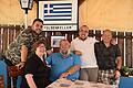Was heißt Felsenkeller eigentlich auf griechisch? Egal, denn der Felsenkeller hieß immer Felsenkeller, auch als Souvlaki den Sauerbraten ablöste. Im Biergarten ist hier die ganze Familie versammelt.  Hinten von links die Söhne Georgios, Christos und Joannis. Vorne Vasiliki Didi und Evangelos Didis.