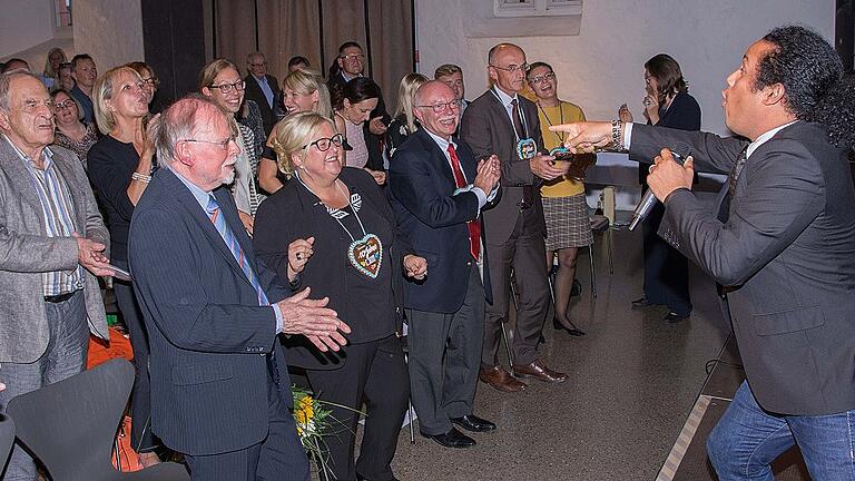 Mit seinen Liedern sorgte der Kubaner Guillermo Sanchez Cordero, ein freiwillig Engagierter im MGH, für eine fröhliche Stimmung im Publikum. Mit seinen Liedern sorgte der Kubaner Guillermo Sanchez Cordero, ein freiwillig Engagierter im MGH, für eine fröhliche Stimmung im Publikum.