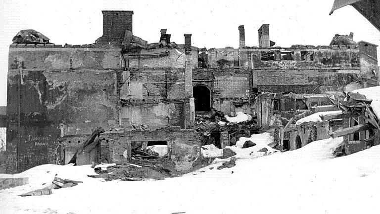 Hitlers Alpenfestung vor 70 Jahren zerstört       -  So sah die Ruine des Berghofes im Jahr 1947 aus. Auf Befehl der Alliierten wurde sie am 30. April 1952, dem Todestag Hitlers, gesprengt.
