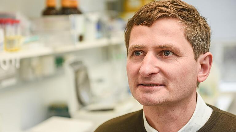 Jörg Vogel ist Professor und Direktor des Instituts für Molekulare Infektionsbiologie (IMIB) an der medizinischen Fakultät der Julius-Maximilians-Universität Würzburg und Leiter des Helmholtz-Instituts für RNA-basierte Infektionsforschung (HIRI). Jörg Vogel ist Professor und Direktor des Instituts für Molekulare Infektionsbiologie (IMIB) an der medizinischen Fakultät der Julius-Maximilians-Universität Würzburg und Leiter des Helmholtz-Instituts für RNA-basierte Infektionsforschung (HIRI).