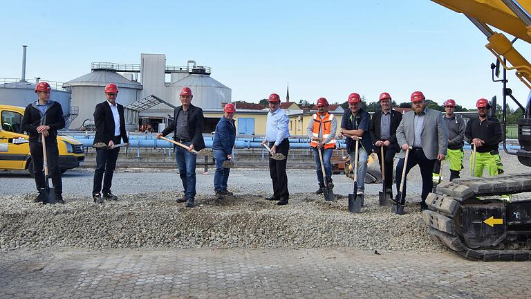 Die Kläranlage Uffenheim wird erweitert und auf 16500 Einwohnergleichwerte ausgebaut. Beim Spatenstich für das Projekt waren dabei: (von links) Bauingenieur Florian Wolf (b-a-u), Stadtbaumeister Jürgen Hofmann, Bauleiter Bernd Riedel (b-a-u), Willy Pümmerlein (Baufirma Pümmerlein), Bürgermeister Wolfgang Lampe, Klärwärter Witali Franz, die Bürgermeister Rainer Mayer (Weigenheim), Harald Endreß (Markt Nordheim), Florian Hirsch (Simmershofen), Matthias Klein und Markus Merklein (beide Baufirma Pümmerlein). Die Kläranlage Uffenheim wird erweitert und auf 16500 Einwohnergleichwerte ausgebaut. Beim Spatenstich für das Projekt waren dabei: (von links) Bauingenieur Florian Wolf (b-a-u), Stadtbaumeister Jürgen Hofmann, Bauleiter Bernd Riedel (b-a-u), Willy Pümmerlein (Baufirma Pümmerlein), Bürgermeister Wolfgang Lampe, Klärwärter Witali Franz, die Bürgermeister Rainer Mayer (Weigenheim), Harald Endreß (Markt Nordheim), Florian Hirsch (Simmershofen), Matthias Klein und Markus Merklein (beide Baufirma Pümmerlein).