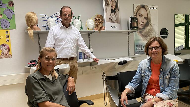 Wie viele Friseur-Lehrlinge kommen im September an die Berufsschule Main-Spessart? Die Lehrerinnen Beate Nagel (links, Abteilungsleitung Körperpflege), Ivonne Stegmann und Schulleiter Gerhard Hecht sorgen sich, weil die Anmeldezahlen stark rückläufig sind. Wie viele Friseur-Lehrlinge kommen im September an die Berufsschule Main-Spessart? Die Lehrerinnen Beate Nagel (links, Abteilungsleitung Körperpflege), Ivonne Stegmann und Schulleiter Gerhard Hecht sorgen sich, weil die Anmeldezahlen stark rückläufig sind.