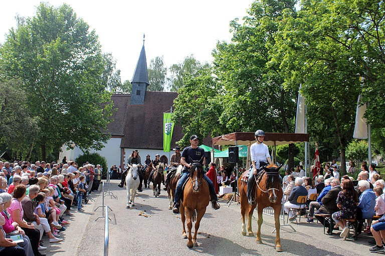 In diesem Jahr erhielten 64 Pferde den Segen durch Dekan Gerhard Hauk In diesem Jahr erhielten 64 Pferde den Segen durch Dekan Gerhard Hauk