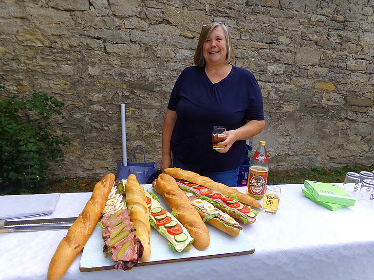 Mit Baguette und Cidre brachte
 Karin Krämer einen Hauch von Frankreich  auf den Platz mit der neuen Boulebahn in Giebelstadt.